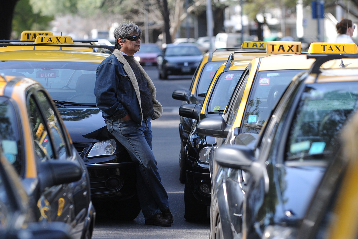 Tras una tensa jornada de protesta se restableció el servicio de taxis
