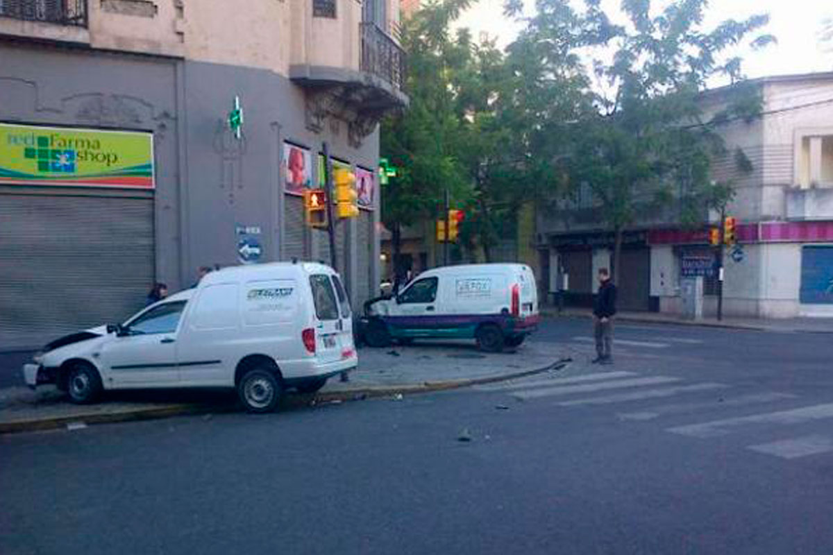Insólito: dos autos chocaron en una esquina con semáforo