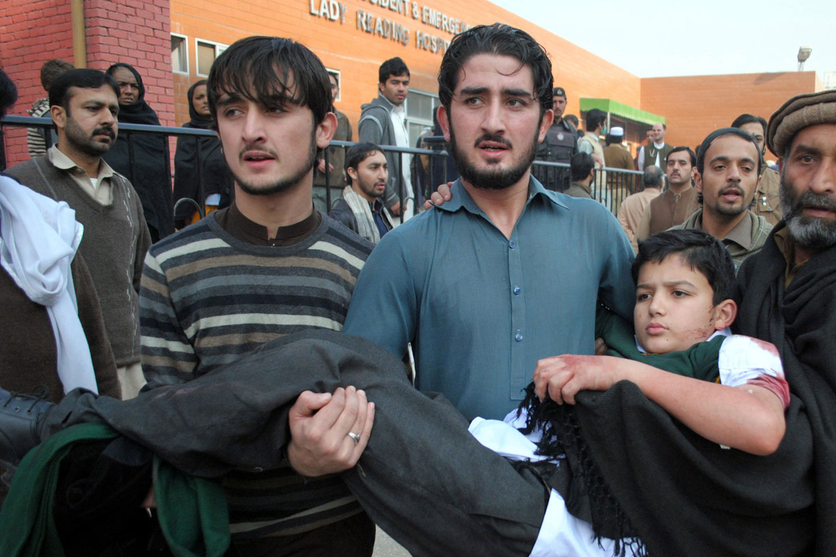 Más de 120 muertos, en su mayoría niños, en ataque a una escuela pakistaní