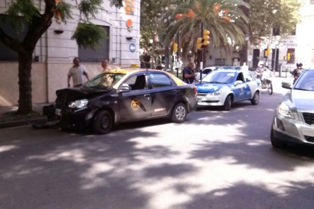 Violento choque entre taxi y moto en esquina céntrica