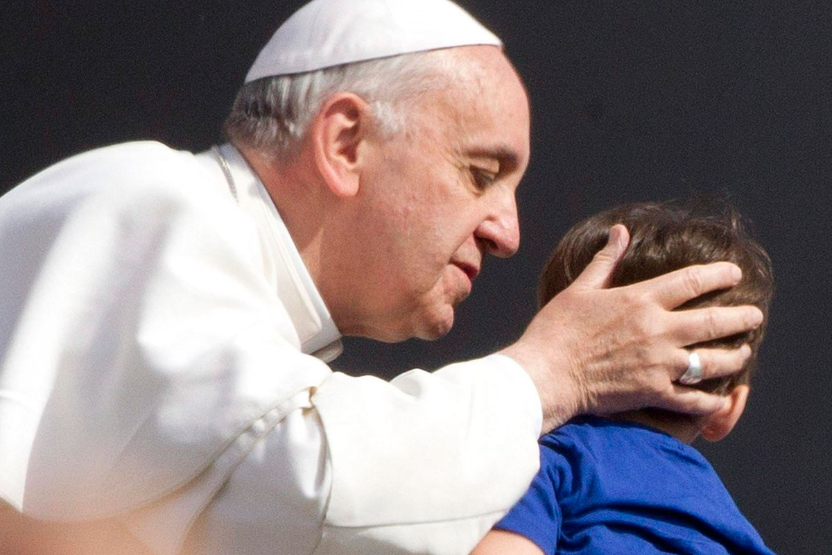 Otro gesto del Papa: les regaló a gente «sin techo» 400 bolsas de dormir