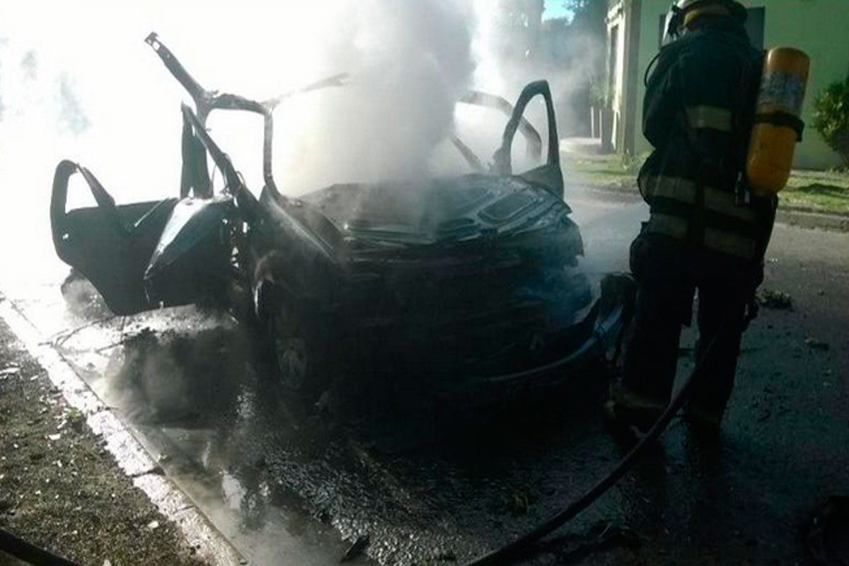 Funes: un remise se incendió y explotó el tubo de gas