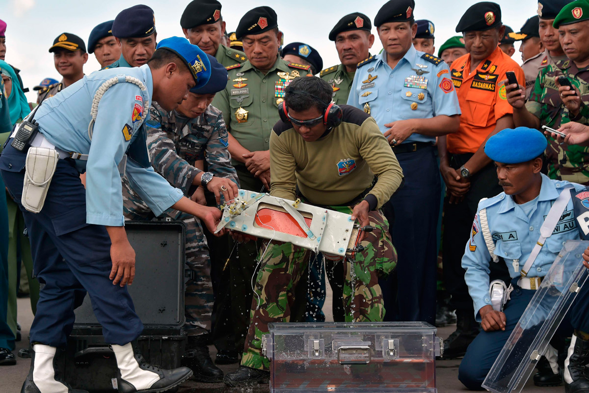 Rescataron una de las dos cajas negras del avión de AirAsia