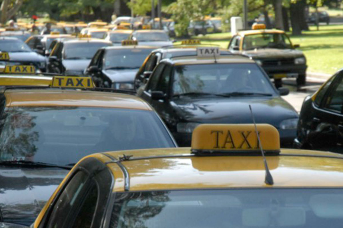 Taxistas: hoy definen si continúan con el paro
