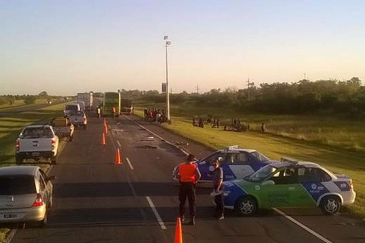 Violento choque entre camión y colectivo en autopista a Santa Fe
