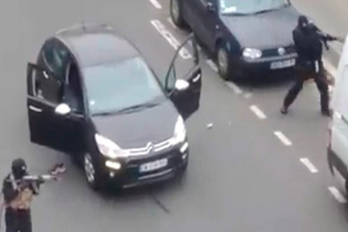 París: un ataque a balazos a una revista dejó 12 muertos