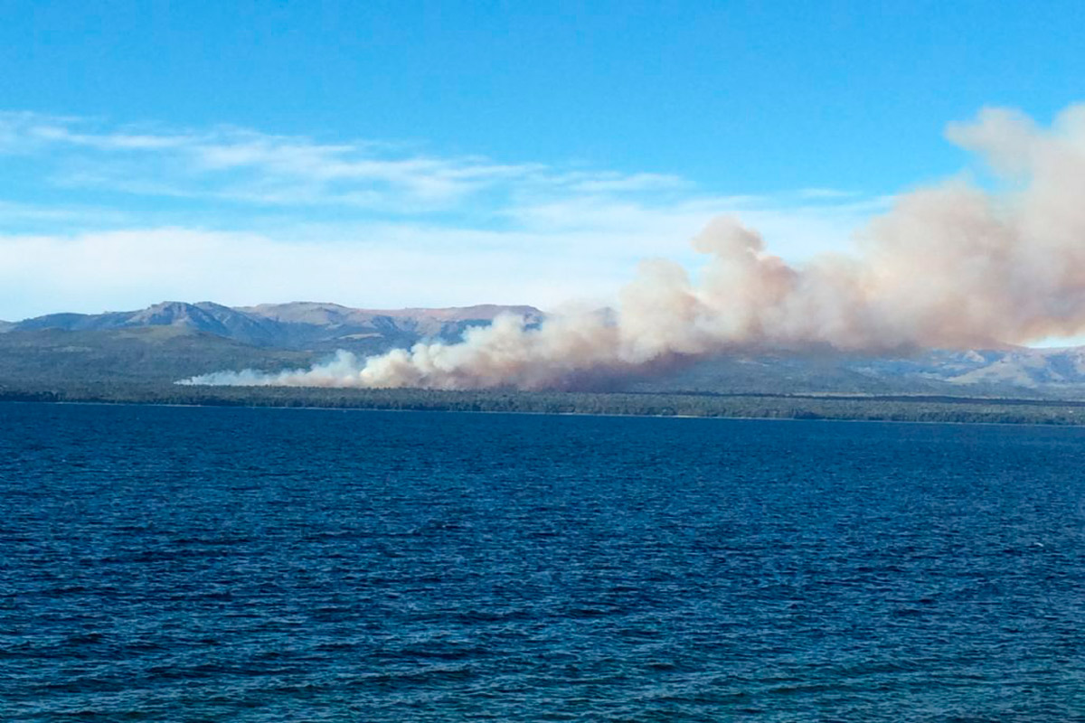 Se reactivó el incendio forestal en cercanías de Bariloche