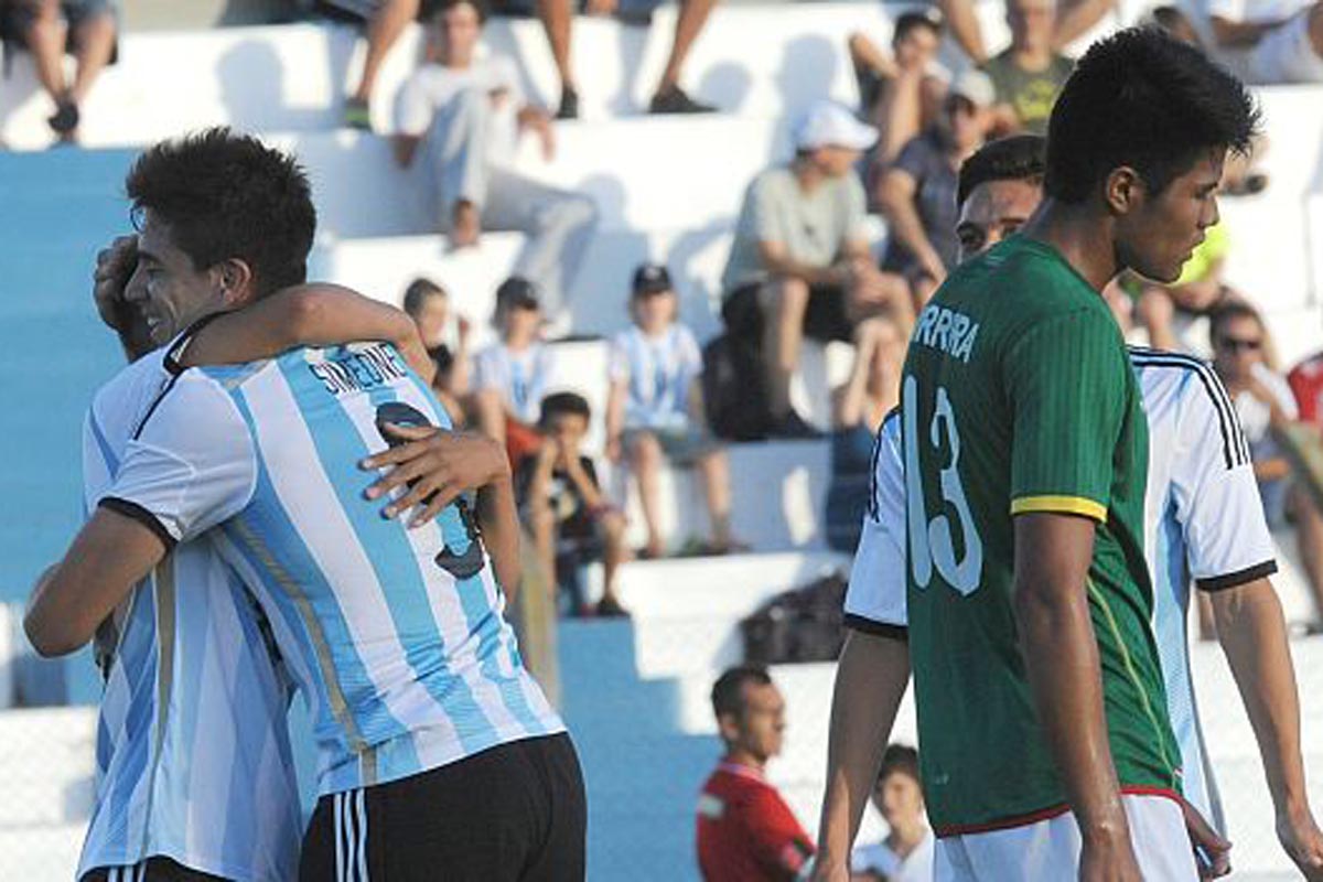 Argentina triunfó ante Bolivia y clasificó a la próxima fase