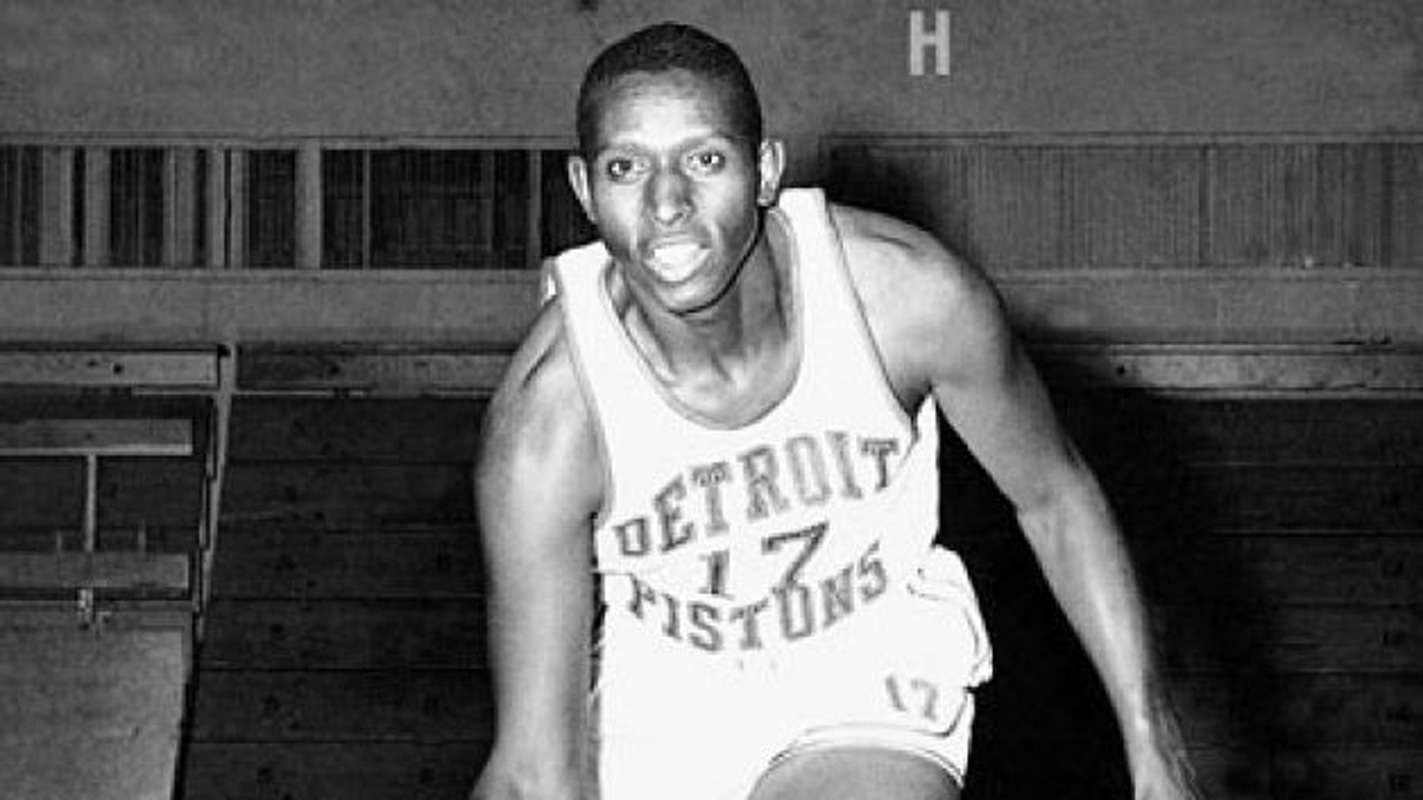 Murió el primer basquetbolista negro en jugar en la NBA