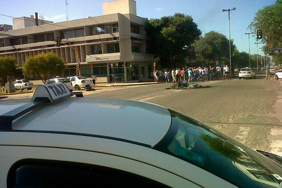 Paran taxistas en San Lorenzo por colega robado y herido