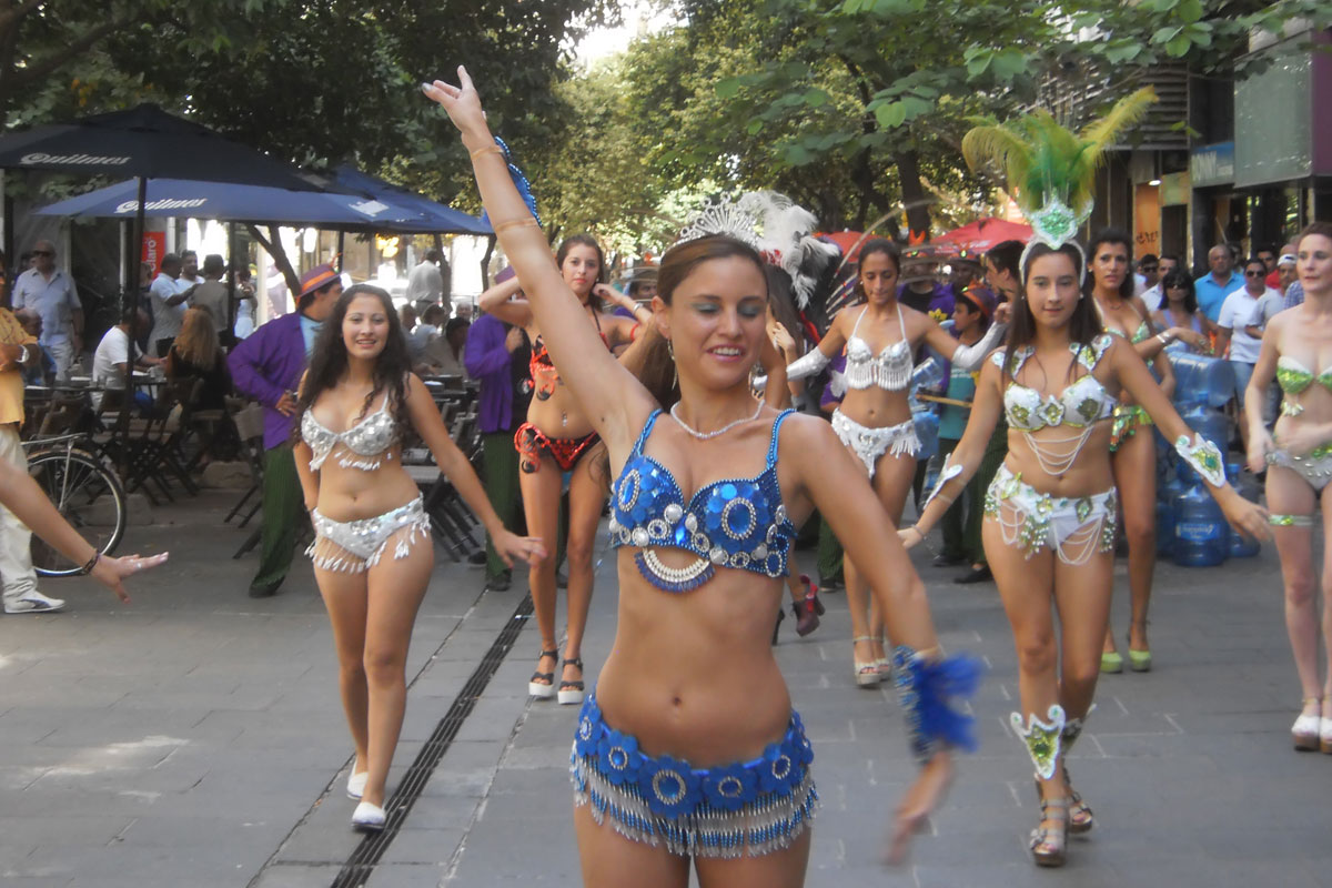 Ritmo de carnaval en plena peatonal Córdoba