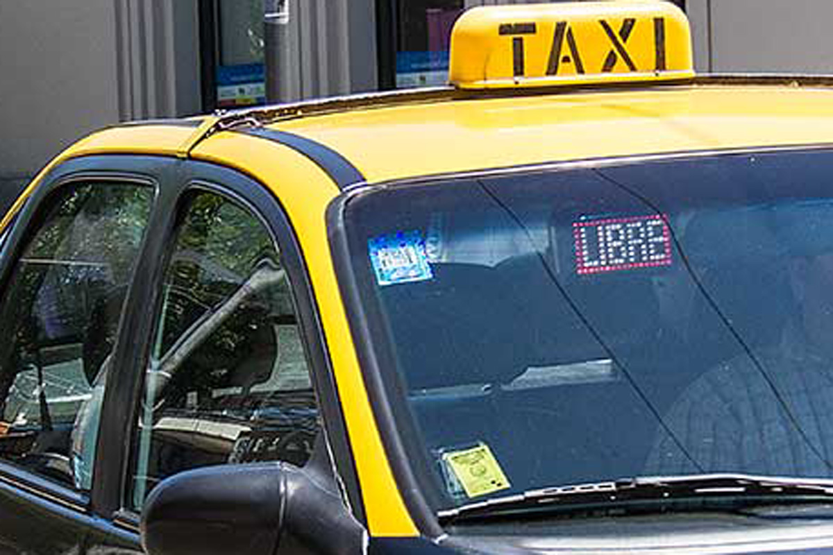 En un intento de robo, taxista arrastró a menor de 16 años