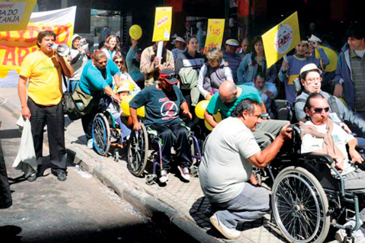 Rally urbano con fin loable en plaza Sarmiento