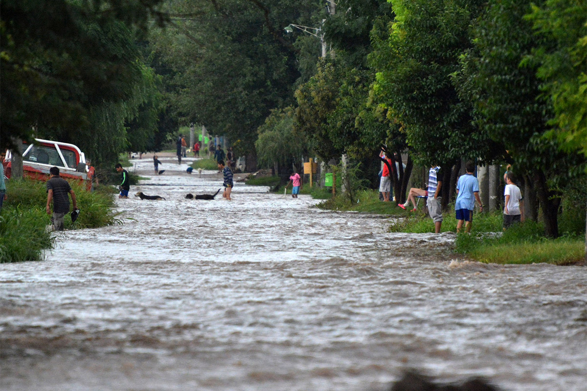 Más de 5 mil evacuados por un temporal en el centro del país