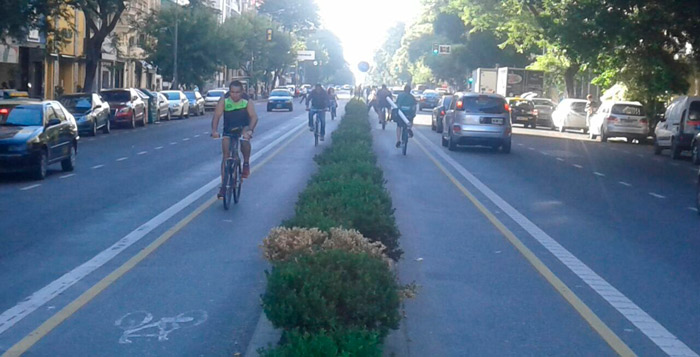 Sin colectivos, los autos y las bicicletas copan las calles