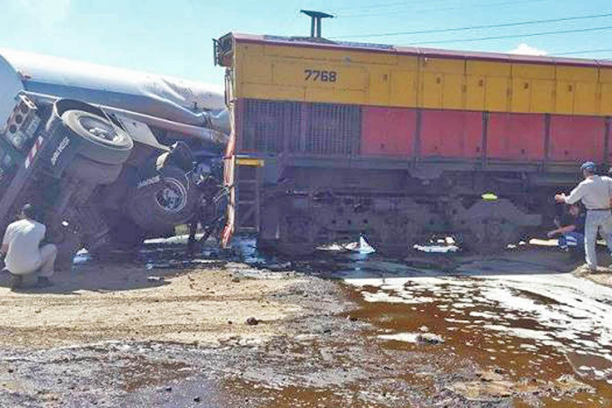 Un tren y un camión chocaron en San Lorenzo