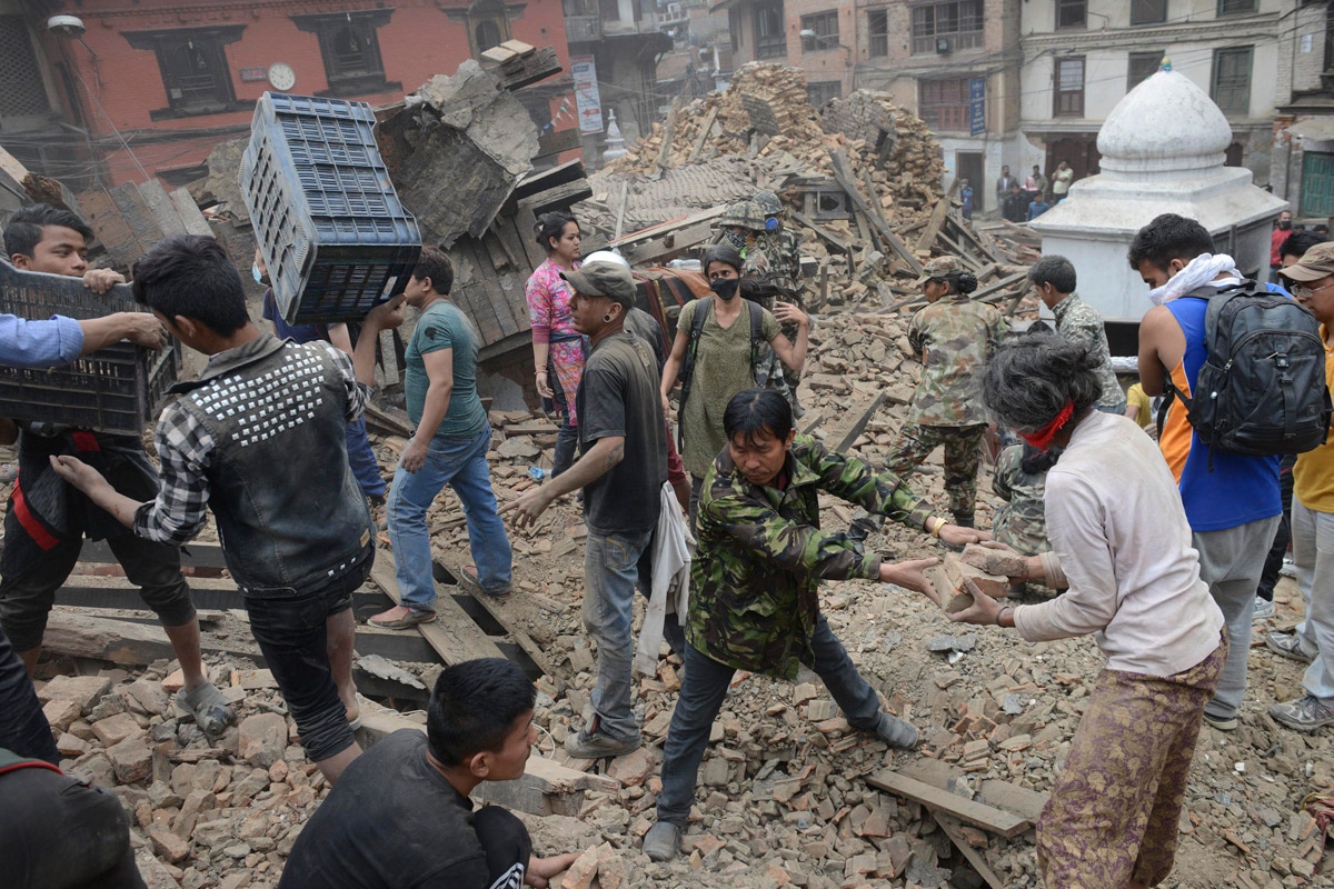Más de 2.200 muertos por el terremoto en Nepal