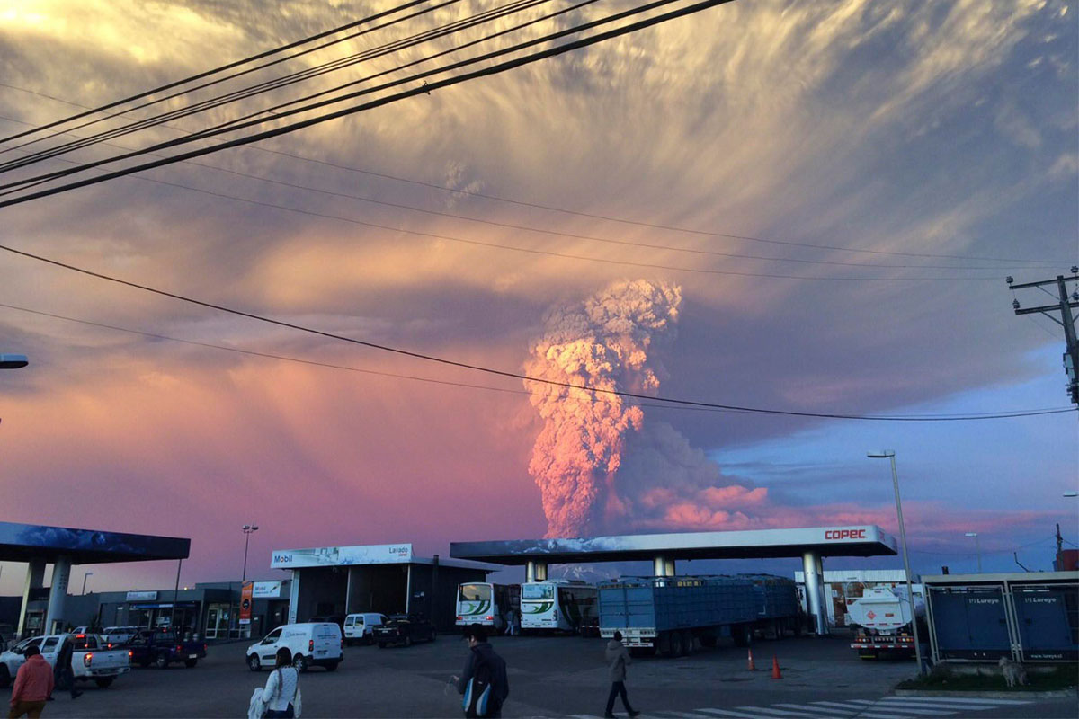Chile y Argentina en alerta por erupción del volcán Calbuco