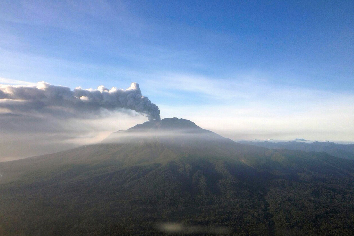 En una tercera erupción el Calbuco lanza más cenizas