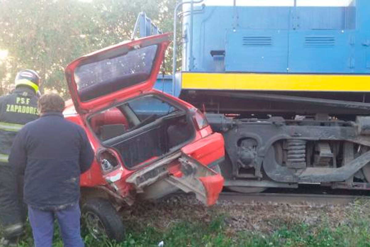 San Lorenzo: tren arrolló a auto y los ocupantes salieron ilesos
