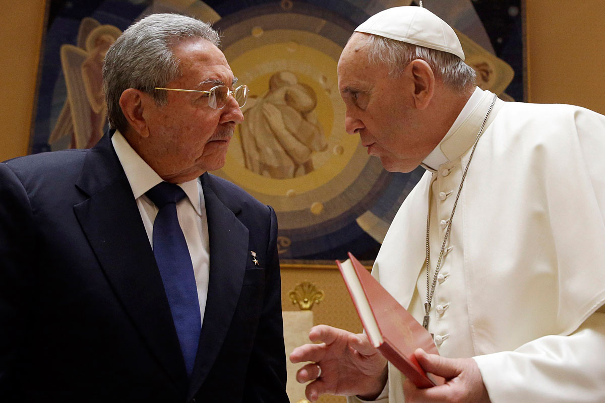 Raúl Castro visitó al Papa y prometió «volver a la iglesia»