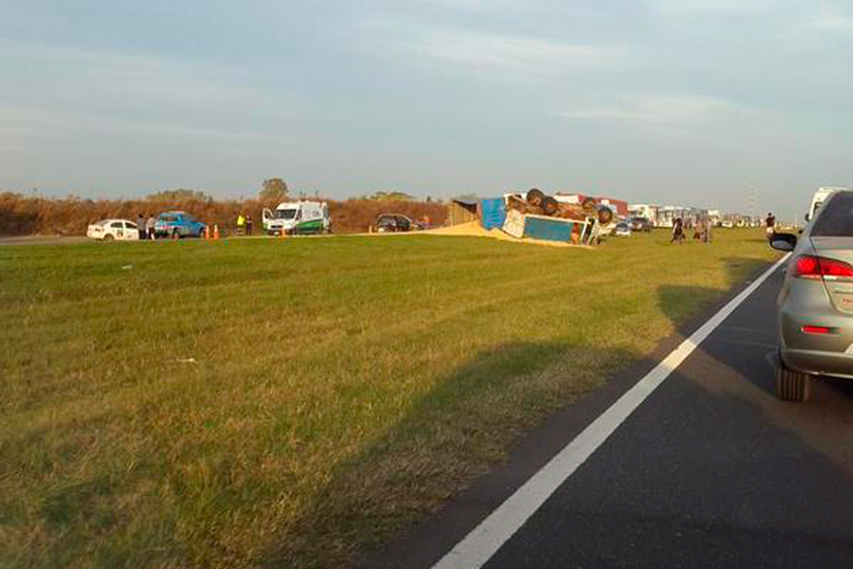 Volcó camión en la autopista a Buenos Aires: hay heridos