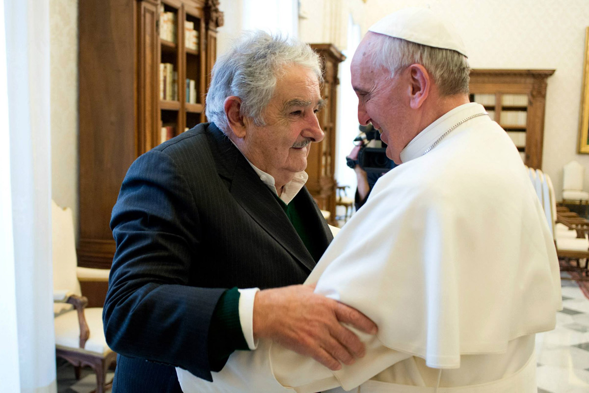 Mujica estuvo con el Papa y presentó un libro