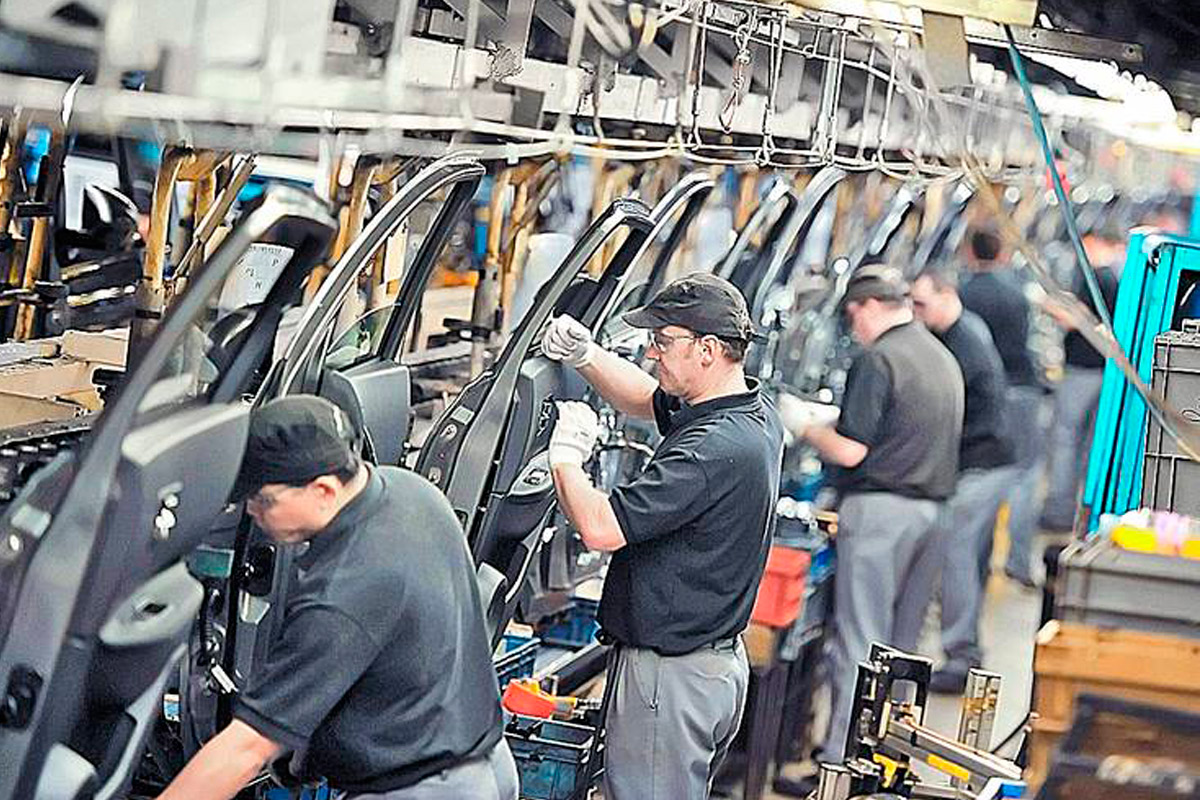 Según la UIA, la producción industrial cayó 2,3% en febrero