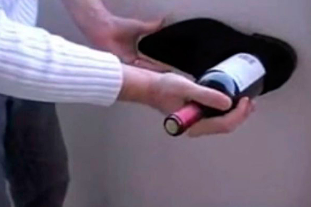 La mejor manera de abrir una botella de vino sin sacacorchos