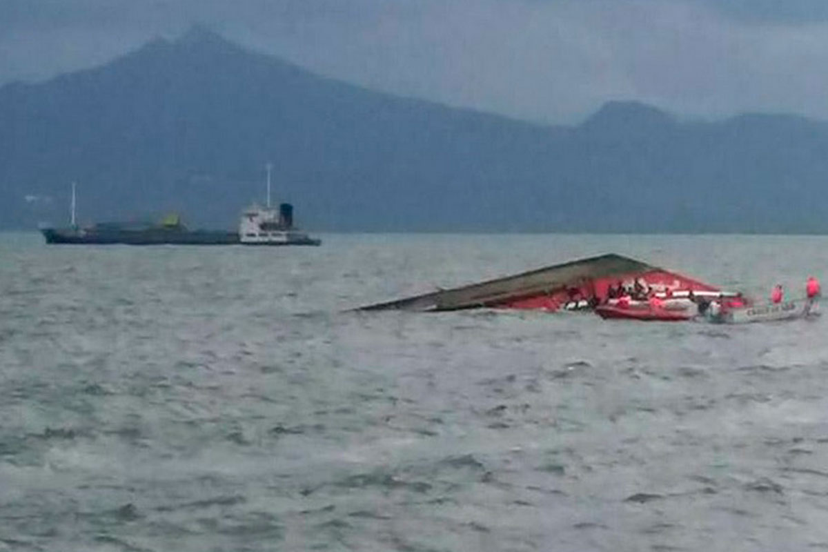 Al menos 33 muertos por un naufragio en Filipinas