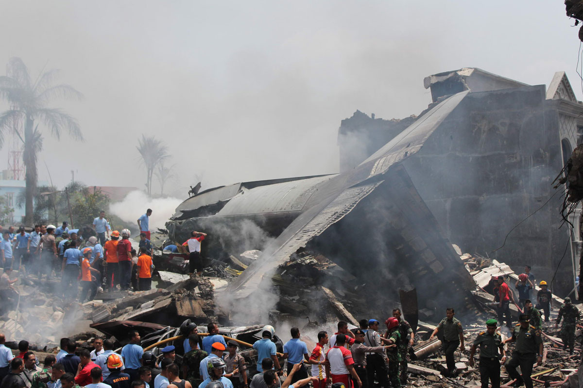 Ya son 141 los muertos por la caída del avión en Indonesia
