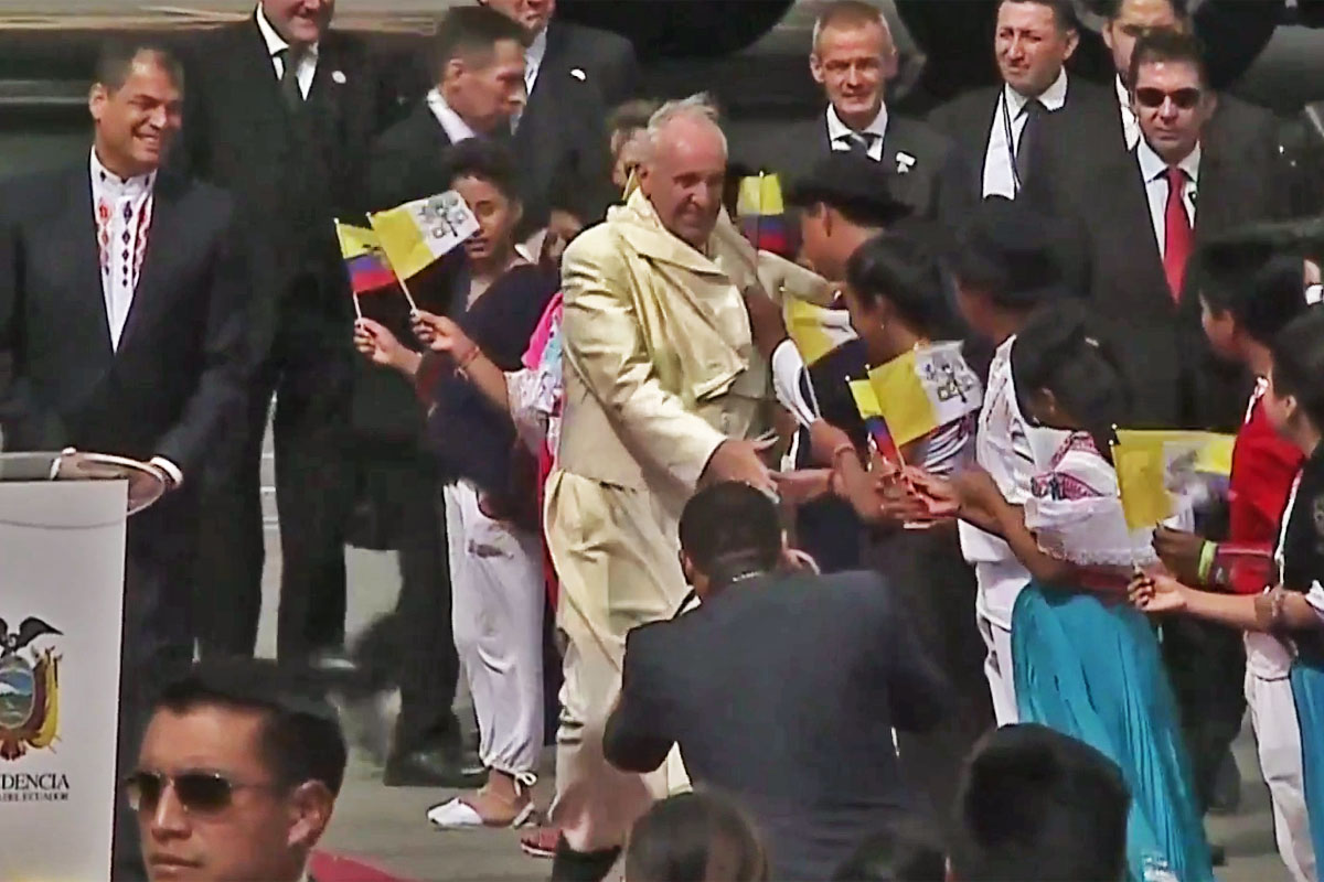 Llegó Francisco a Ecuador, su primera escala en Sudamérica