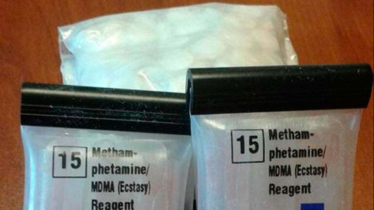 Detienen a mujer con 16 mil pastillas de metanfetaminas