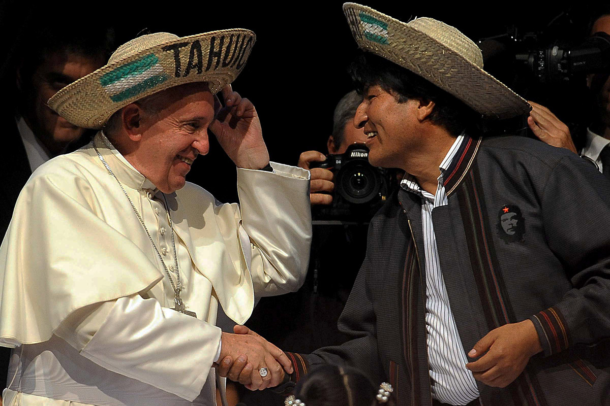 El Papa visita una cárcel y luego viaja rumbo a Paraguay