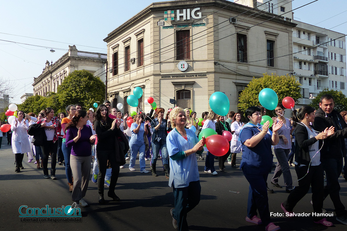 Abrazo solidario y globos para salvar al Hospital Italiano