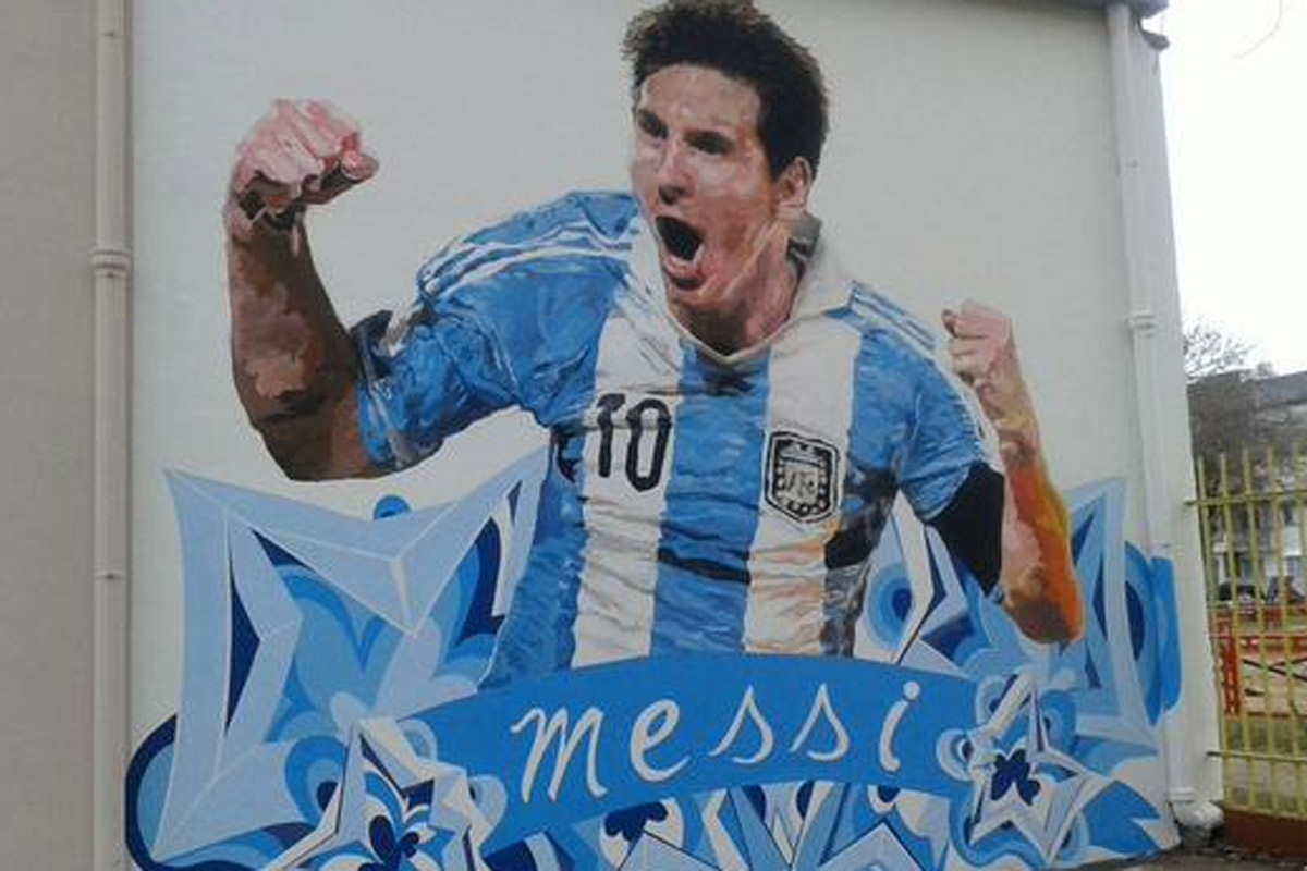 Pintan mural de Messi en la escuela General Las Heras