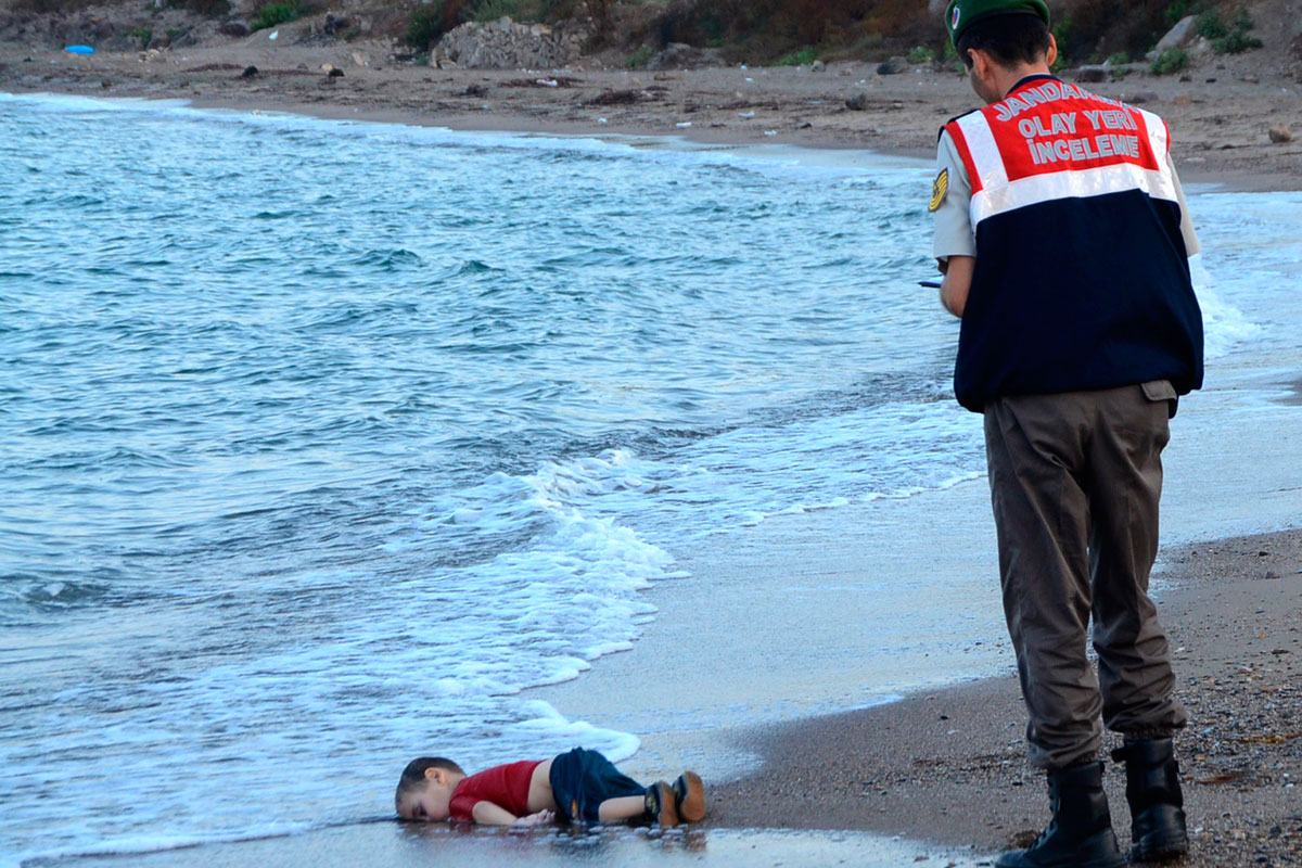 La foto de niño sirio ahogado conmociona al mundo