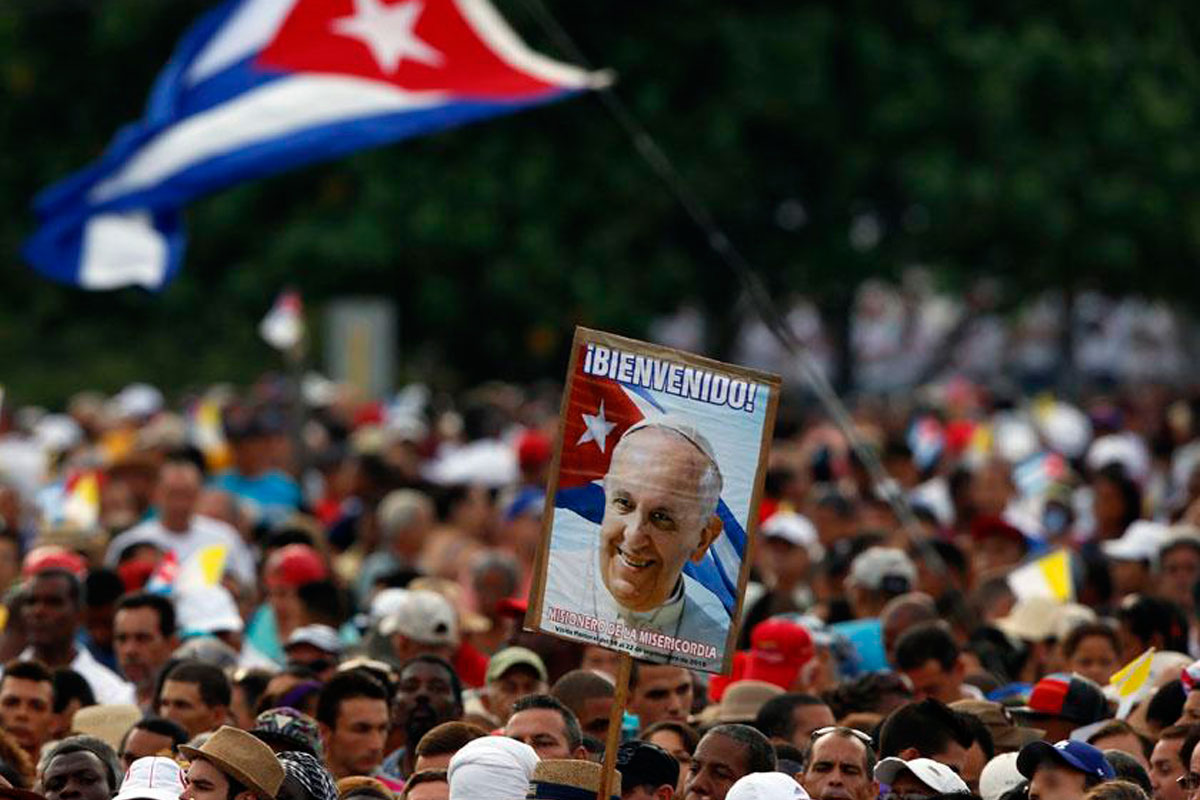 Los cubanos copan la Plaza de la Revolución para misa papal