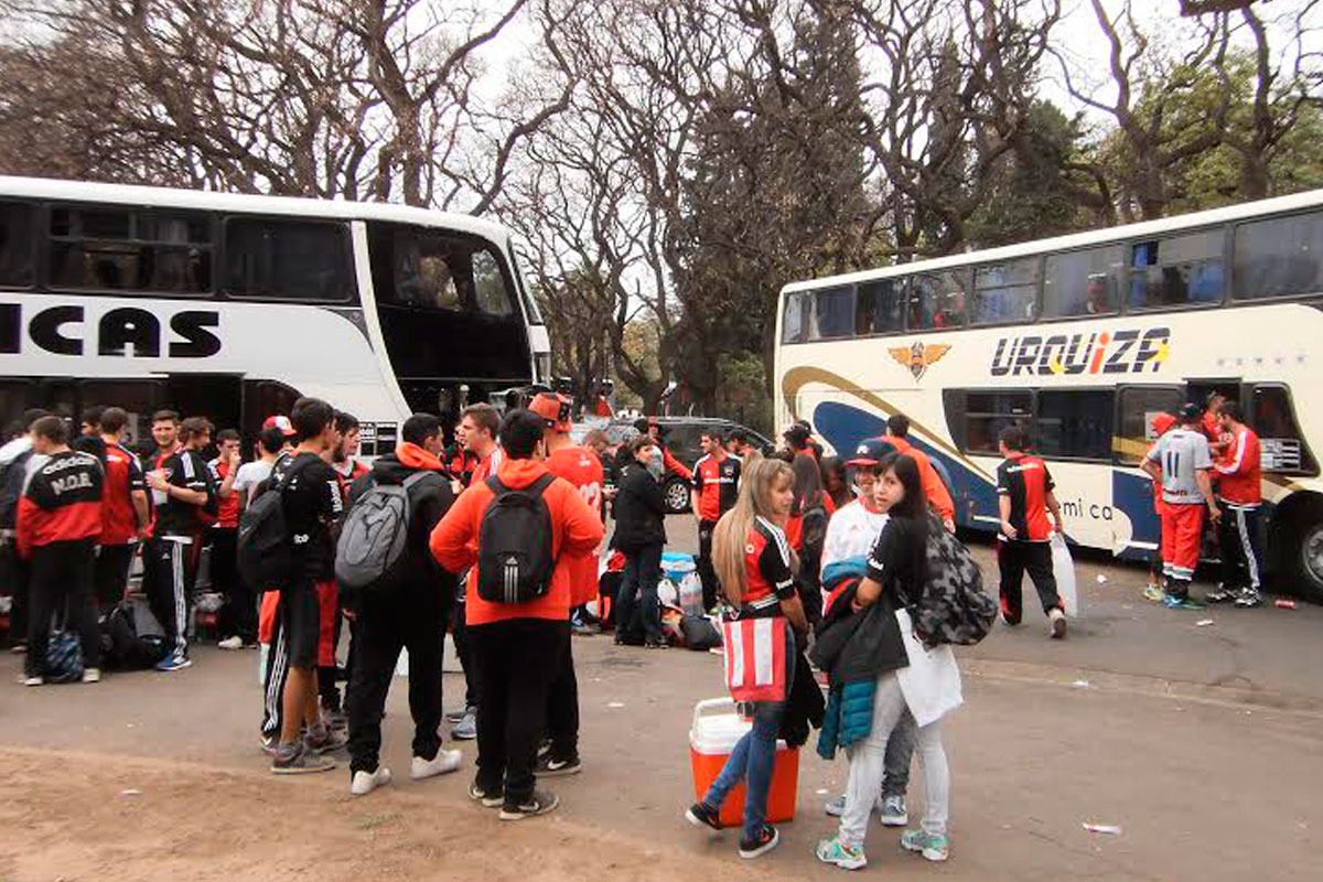 Hinchas “leprosos” van a La Plata y debutan de visitantes