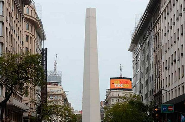 El obelisco porteño apareció sin punta esta mañana