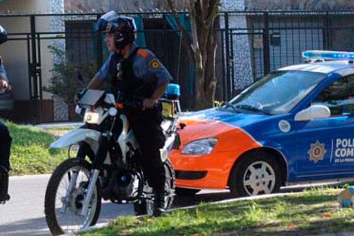 Un policía chocó a dos jóvenes mientras perseguía una moto