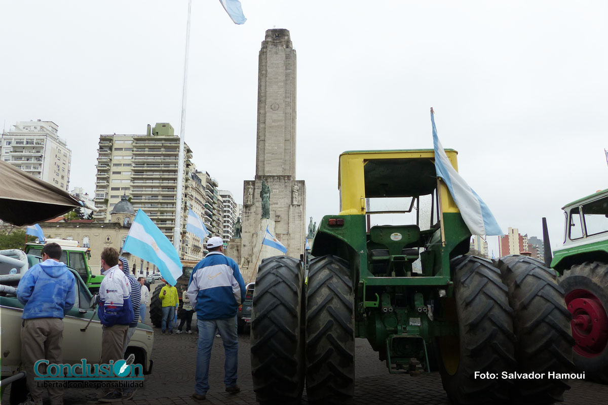 Productores agropecuarios protestan en el Monumento