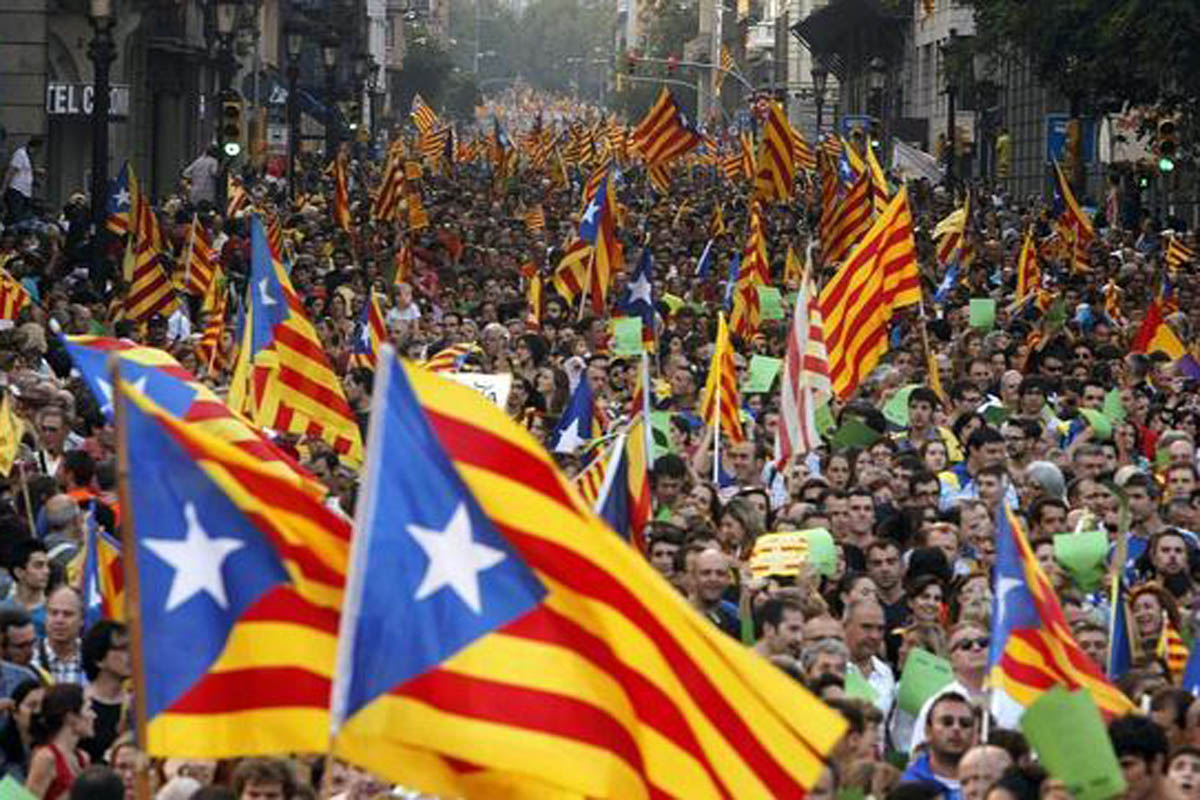 Los catalanes van a las urnas  con la mente en la secesión