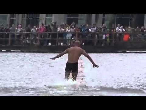 ¡Insólito!: un monje corre 200 metros sobre el agua