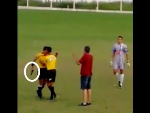 Insólito: un árbitro saca un arma durante un partido en Brasil