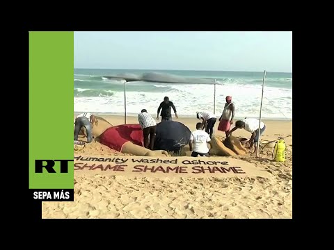 Crean una escultura de arena para homenajear al niño sirio