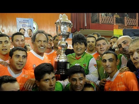 Scioli y Evo Morales jugaron un partido de futsal en La Ñata