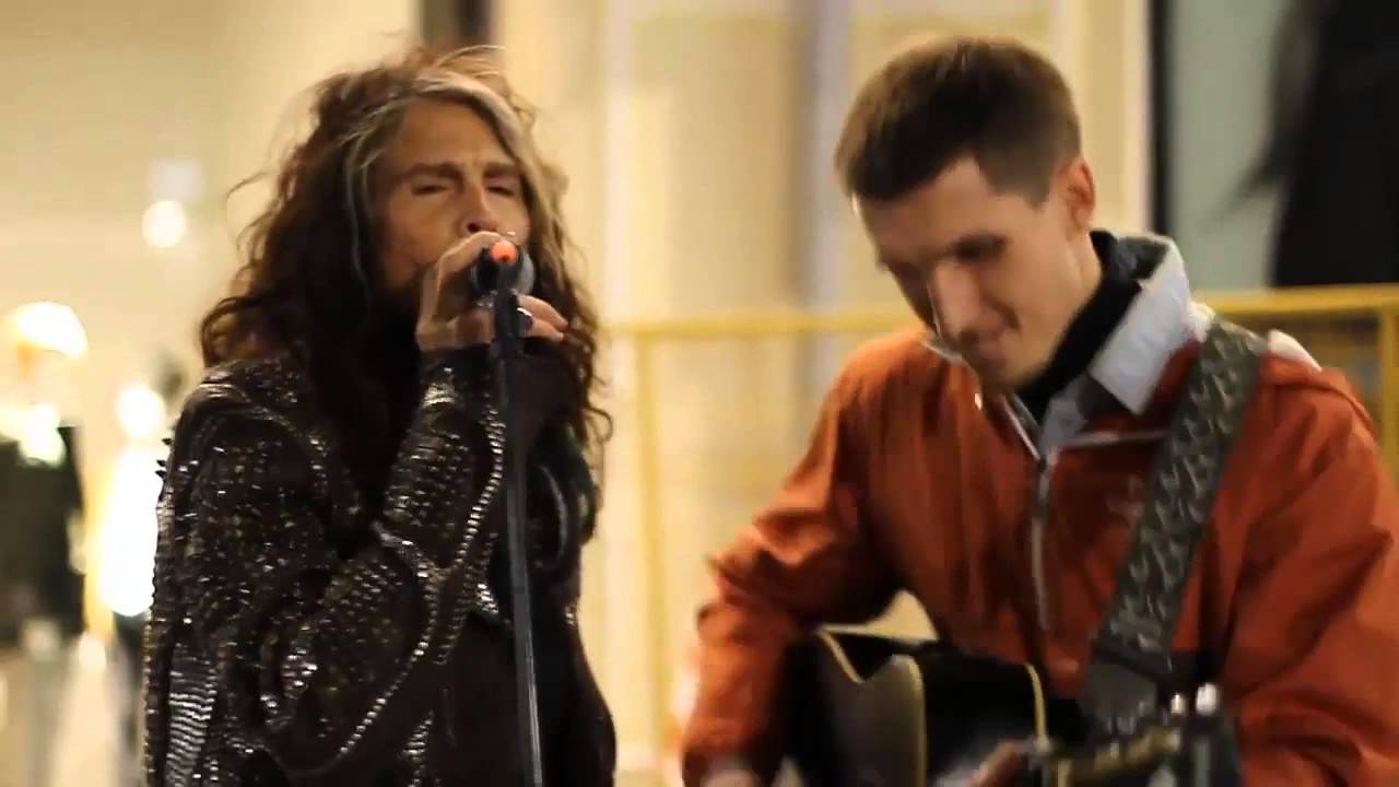 El cantante de Aerosmith sorprende a un artista callejero