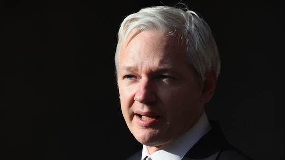 Assange dice a periodistas cómo no ser espiados