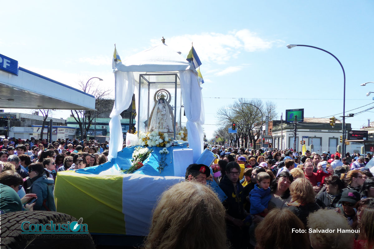 Miles de personas peregrinan por la Virgen a San Nicolás